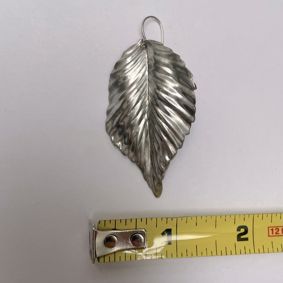 Silver tone dangly leaf earrings - Picture 5 of 5